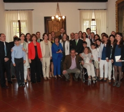 Fotografía de grupo de Sus Altezas Reales los Príncipes de Asturias y de Viana con el galardonado con el Premio Príncipe de Viana de la Cultura 2013, 