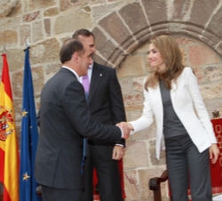 Doña Letizia, en presencia de Don Felipe, recibe el saludo del Premio Príncipe de Viana de la Cultura 2013, Daniel Innerarity