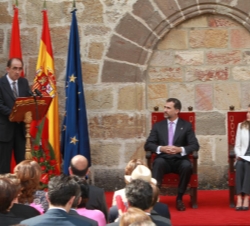 Sus Altezas Reales los Príncipes de Asturias y de Viana, durante las palabras de Daniel Innerarity