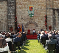 Vista general del Patio de la Hospedería del Monasterio de San Salvador de Leyre, durante la intervención de Don Felipe