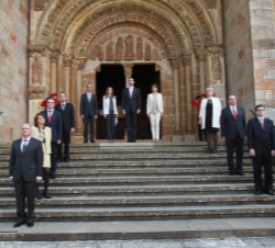 Sus Altezas Reales los Príncipes de Asturias y de Viana, con los miembros del cortejo, en la puerta Speciosa, momentos antes de rendir homenaje a los 
