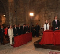 Sus Altezas Reales los Príncipes de Asturias y de Viana, en la Iglesia del Monasterio, durante el homenaje a los Reyes de Navarra