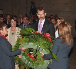 Sus Altezas Relaes los Príncipes de Asturias y de Viana, acompañados por la presidenta del Gobierno de Navarra y el abad del Monasterio, depositan una