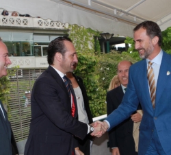 Don Felipe recibe el saludo del presidente de las Illes Balears, José Ramón Bauzá Díaz