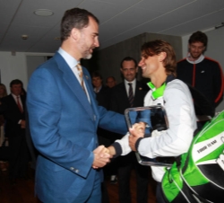 Su Alteza Real el Príncipe de Asturias conversa con David Ferrer tras el encuentro