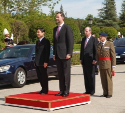 El Príncipe de Asturias y el Príncipe Heredero del Japón durante la interpretación de los Himnos Nacionales