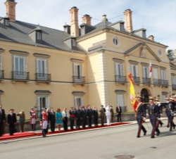 El Príncipe de Asturias y el Príncipe Heredero del Japón durante el desfile de la Compañía de Honores de la Guardia Real