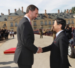 El Príncipe de Asturias recibe el saludo del Príncipe Heredero del Japón a su llegada al Palacio de El Pardo