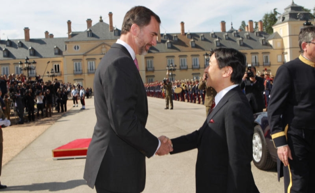 El Príncipe de Asturias recibe el saludo del Príncipe Heredero del Japón a su llegada al Palacio de El Pardo