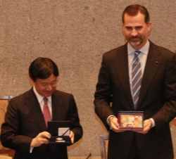 El Príncipe Felipe y el Príncipe Naruhito se entregan unos obsequios 
