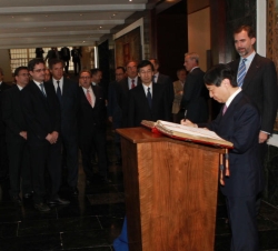 El Príncipe Heredero del Japón firma en el libro de honor de la Casa de la Moneda en presencia de Su Alteza Real el Prínicpe de Asturias