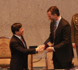 El Príncipe Felipe y el Príncipe Naruhito se saludan antes entregarse unos obsequios 