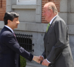 Don Juan Carlos recibe el saludo el Príncipe Heredero del Japón