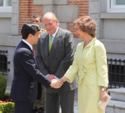 El Príncipe Naruhito saluda a Su Majestad la Reina
