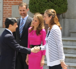 Doña Elena es saludada por el Príncipe Naruhito