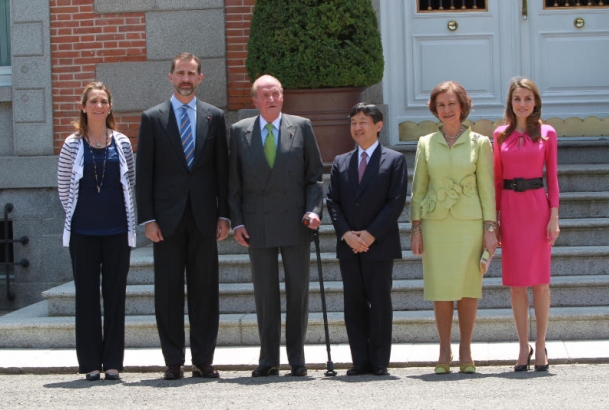 Los Reyes, los Príncipes de Asturias y la Infanta Doña Elena, con el Príncipe Naruhito