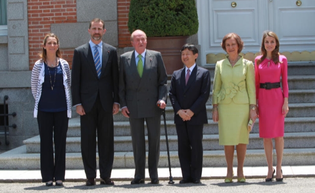 Los Reyes, los Príncipes de Asturias y la Infanta Doña Elena, con el Príncipe Naruhito