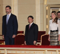 Sus Altezas Reales los Príncipes de Asturias y el Príncipe Naruhito del Japón en el Palco Real