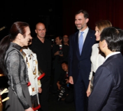Don Felipe, Doña Letizia y el Príncipe Naruhito conversan con los artistas participantes en el concierto