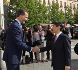 Don Felipe recibe al Príncipe Naruhito a su llegada al Teatro Real