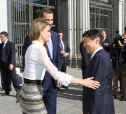 La Princesa de Asturias saluda al Príncipe Heredero del Japón a su llegada al Teatro Real