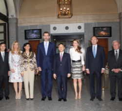 Los Príncipes de Asturias y el Príncipe Naruhito acompañados de las autoridades presentes en el acto