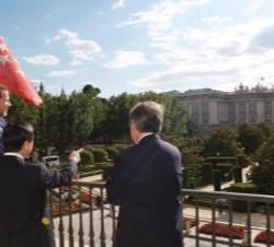Don Felipe y el Príncipe Naruhito contemplan la fachada del Palacio Real desde un balcón del Teatro Real, acompañados por el presidente del Patronato 
