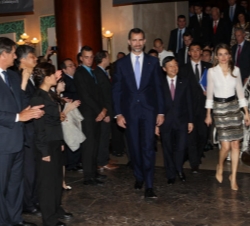 Los Príncipes de Asturias, con el Príncipe Naruhito, una vez finalizada la gala