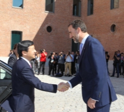 Don Felipe saluda al Príncipe Naruhito a su llegada al Centro Cultural Conde Duque