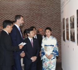 Don Felipe y el Príncipe Naruhito obsevan algunas fotografías de la exposición