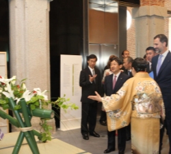 Don Felipe y el Príncipe Heredero del Japón durante su recorrido por la exposición
