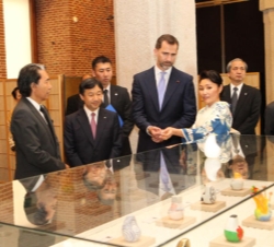 El Príncipe de Asturias y el Príncipe Naruhito de Japón observan algunas objetos durante el recorrido por la exposición