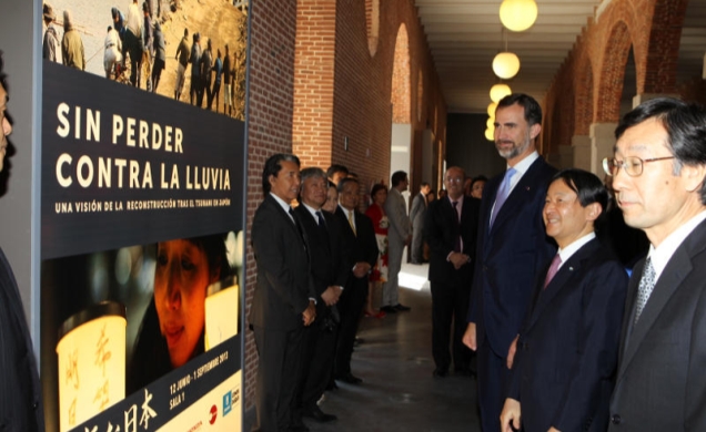 El Príncipe de Asturias y el Príncipe Naruhito observan el cartel de la exposición