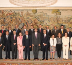 Don Felipe, con el presidente de la Comunidad Autónoma de Extremadura, José Antonio Monago, y la representación de la Universidad de Extremadura, enca