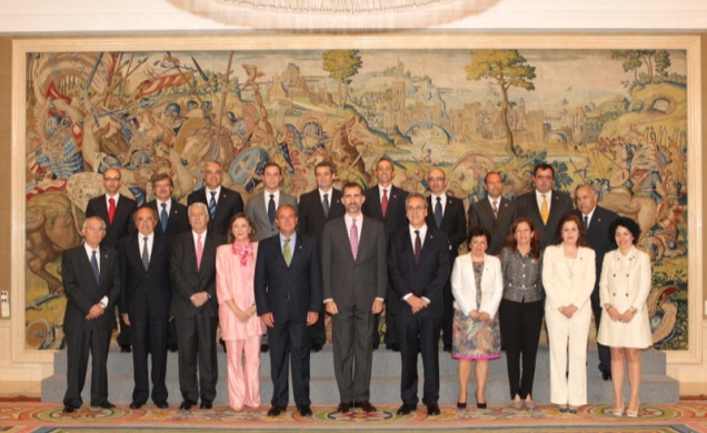 Don Felipe, con el presidente de la Comunidad Autónoma de Extremadura, José Antonio Monago, y la representación de la Universidad de Extremadura, enca