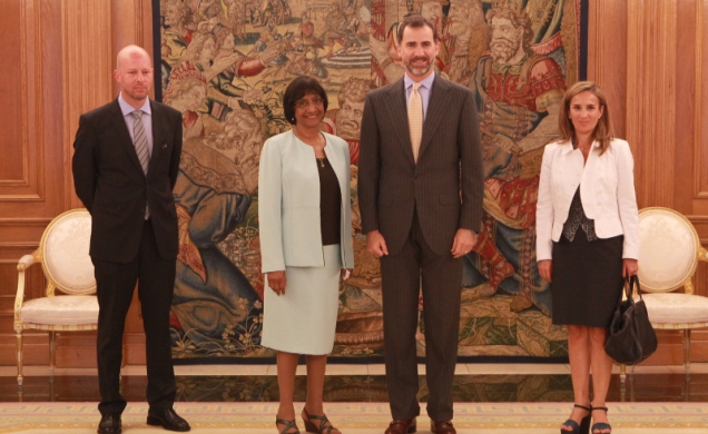 Don Felipe junto a la Alta Comisionada de Naciones Unidas para los Derechos Humanos, el representante adjunto regional para Europa de la (OACNUDH) y l