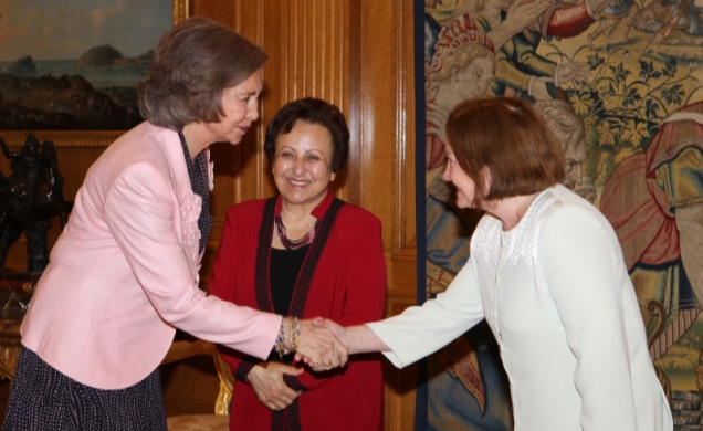 Doña Sofía recibe el saludo de Mairead Maguire, en presencia de Shirin Ebadi