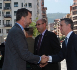El lehendakari del Gobierno Vasco, Íñigo Urkullu, recibe al Príncipe de Asturias a su llegada