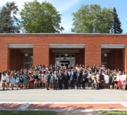 Fotografía de grupo de Don Felipe con los nuevos abogados fiscales, que han superado el proceso de acceso a la Carrera Fiscal, y las autoridades prese