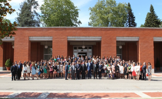 Fotografía de grupo de Don Felipe con los nuevos abogados fiscales, que han superado el proceso de acceso a la Carrera Fiscal, y las autoridades prese