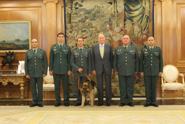 Don Juan Carlos, con los miembros del Servicio de Seguridad de la Casa de S.M. el Rey y el perro Ajax
