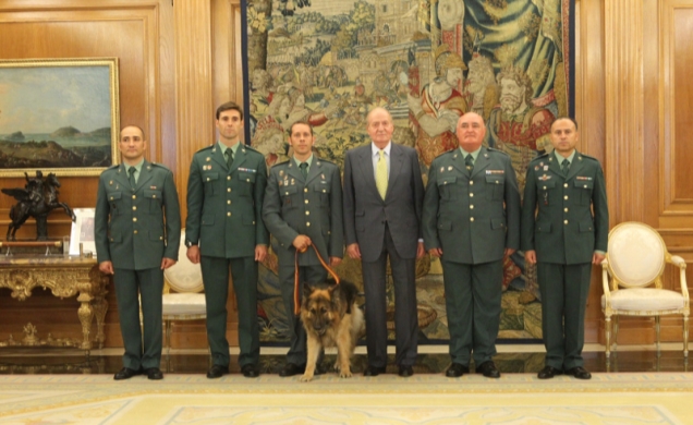 Don Juan Carlos, con los miembros del Servicio de Seguridad de la Casa de S.M. el Rey y el perro Ajax