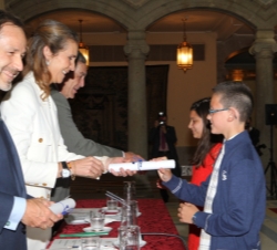 Entrega de premios a los niños galardonados