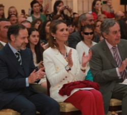 La Infanta Doña Elena, el presidente del Consejo de Administración del Patrimonio Nacional y el subsecretario de la Presidencia aplauden la actuación 