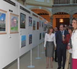 Doña Elena, durante su recorrido por la exposición de las obras participantes en el concurso