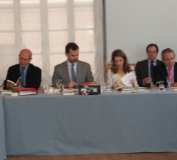 Los Príncipes de Asturias en la mesa de la reunión anual del Patronato de la Residencia de Estudiantes