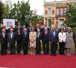 Doña Sofía, con los patronos de la FAD que asistieron a la reunión del Patronato