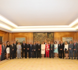Su Majestad la Reina acompañada de los alcaldes y representantes de la Mancomunidad del Levante Almeriense asistentes a la audiencia