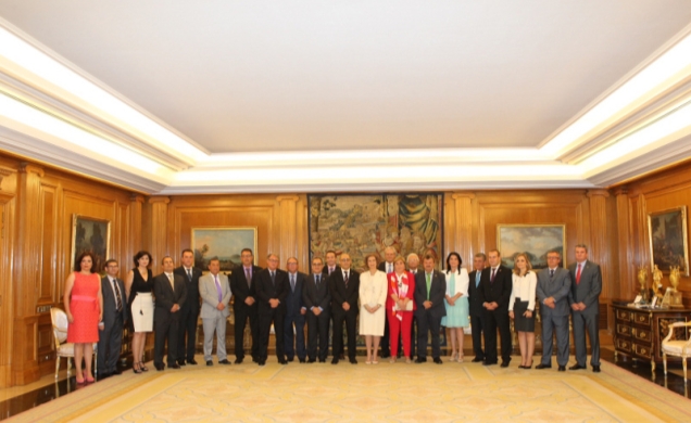 Su Majestad la Reina acompañada de los alcaldes y representantes de la Mancomunidad del Levante Almeriense asistentes a la audiencia
