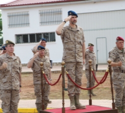 Don Felipe saluda al paso de la Bandera 